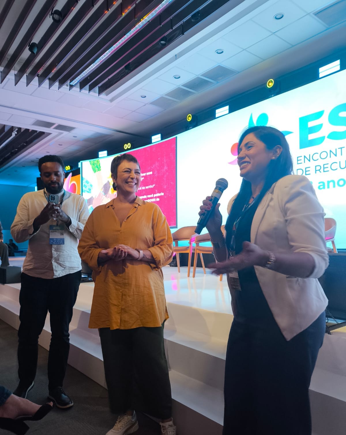 Cristiane Garcias falando no palco do ESARH