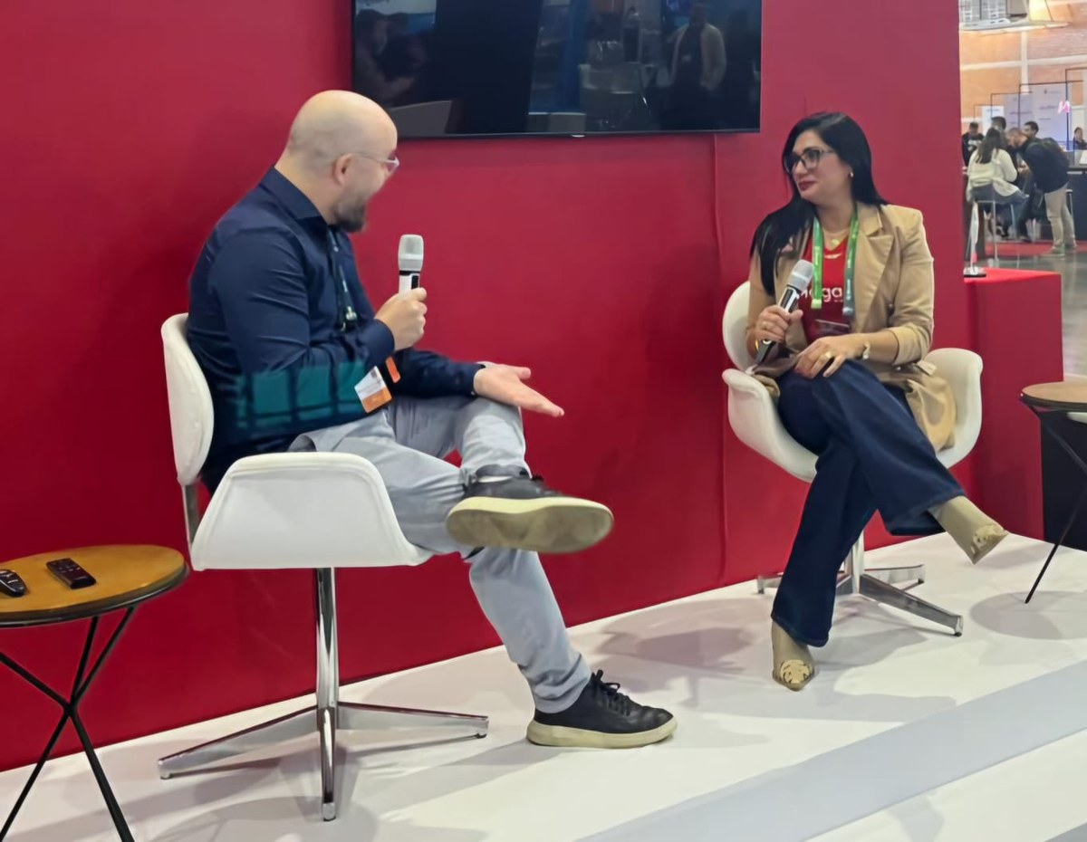 Cristiane Garcias em painel de conversa em evento
