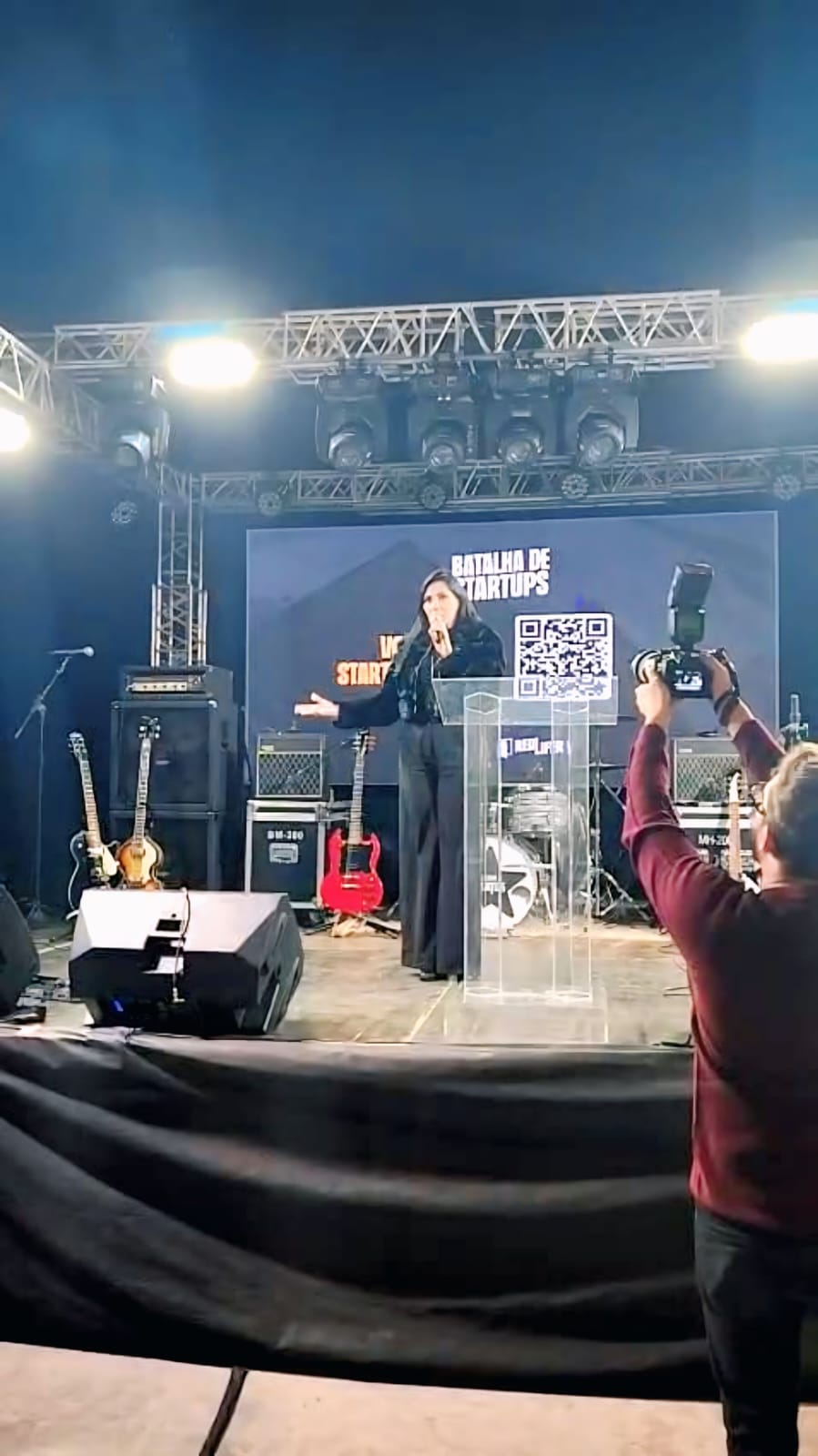 Cristiane Garcias no palco de evento de empreendedorismo